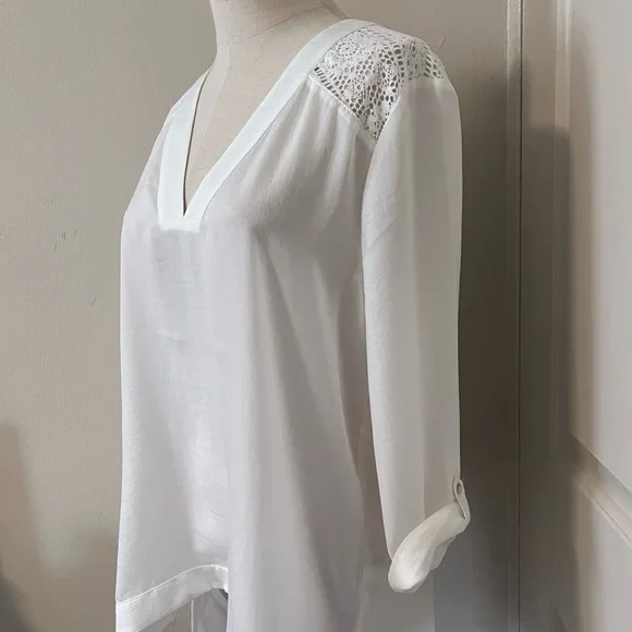 EXPRESS | White blouse top with lace details. Size Medium. - Picture 3 of 5